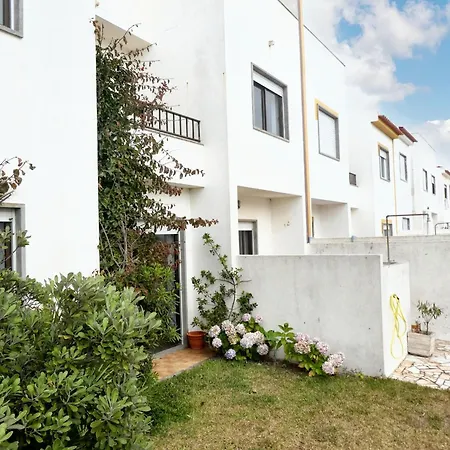 Сasa de vacaciones Family House With Sea View In *