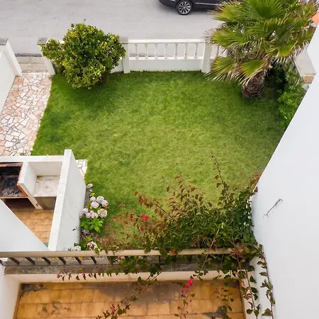 Family House With Sea View In בית נופש